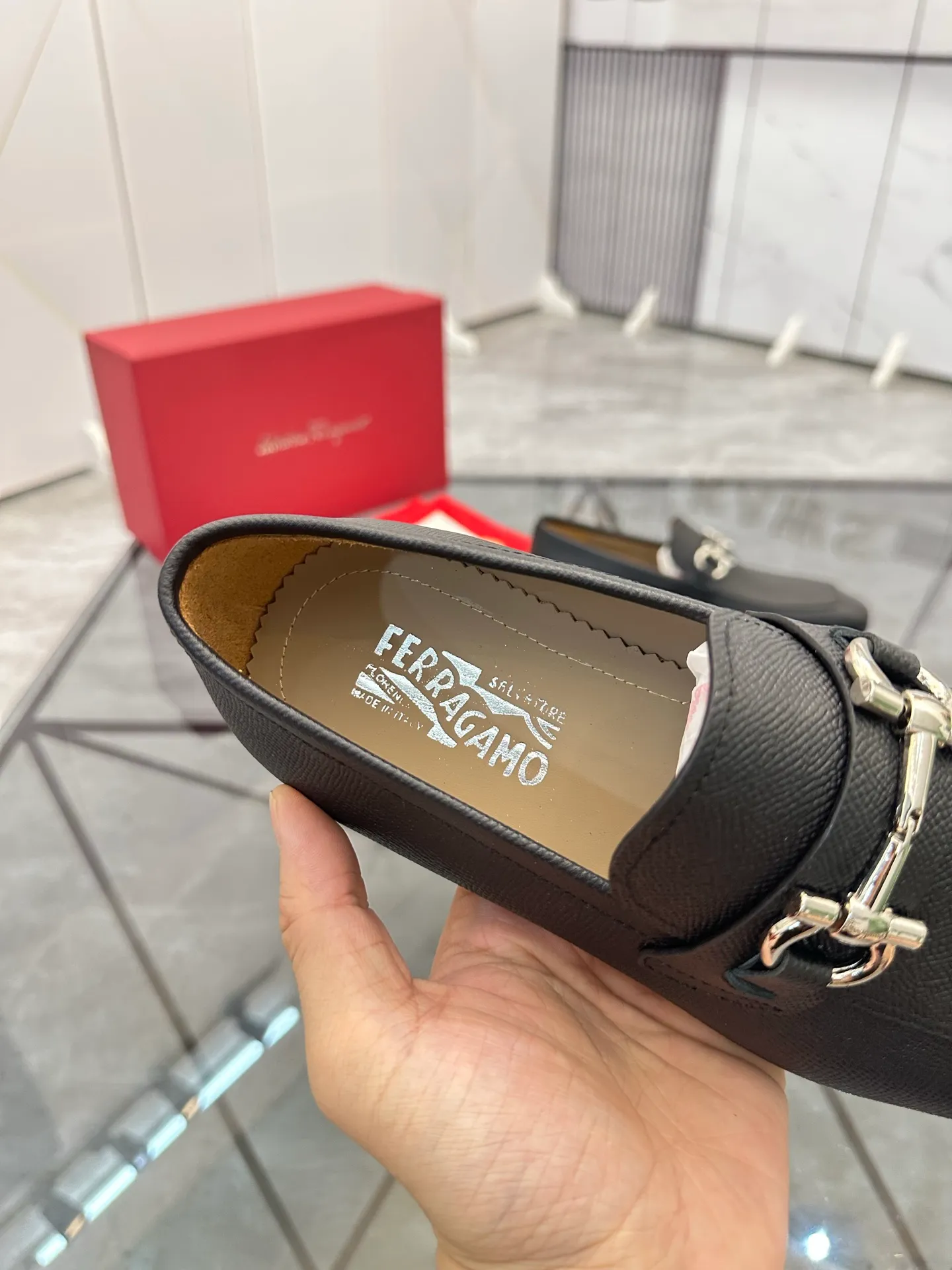 Men's shoes: 💰P640¥ High-end quality Product trademark: Ferragamo* "Ferragamo*" leather shoes Regular size: 38-44 (can be customized to 45.46.) Product materials: imported first-layer cowhide leather upper, cowhide lining, original outsole. Number: 688